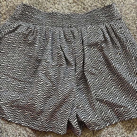 ⭐️ 3/$20 American eagle satin feel shorts small - Picture 4 of 4